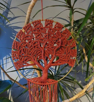 Hanger met een rode boom