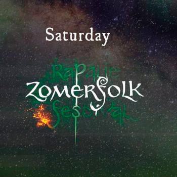 Rapalje Zomerfolk Festival 2024 In sierlijke, Keltisch aandoende letters valt te lezen: Saturday (in wit), Rapalje (in groen) Zomerfolk (in wit) Festival (in groen). De achtergrond doet denken aan een sterrennevel. De onderkant van de letter f (van het woord Festival) in ontstoken als een lont.